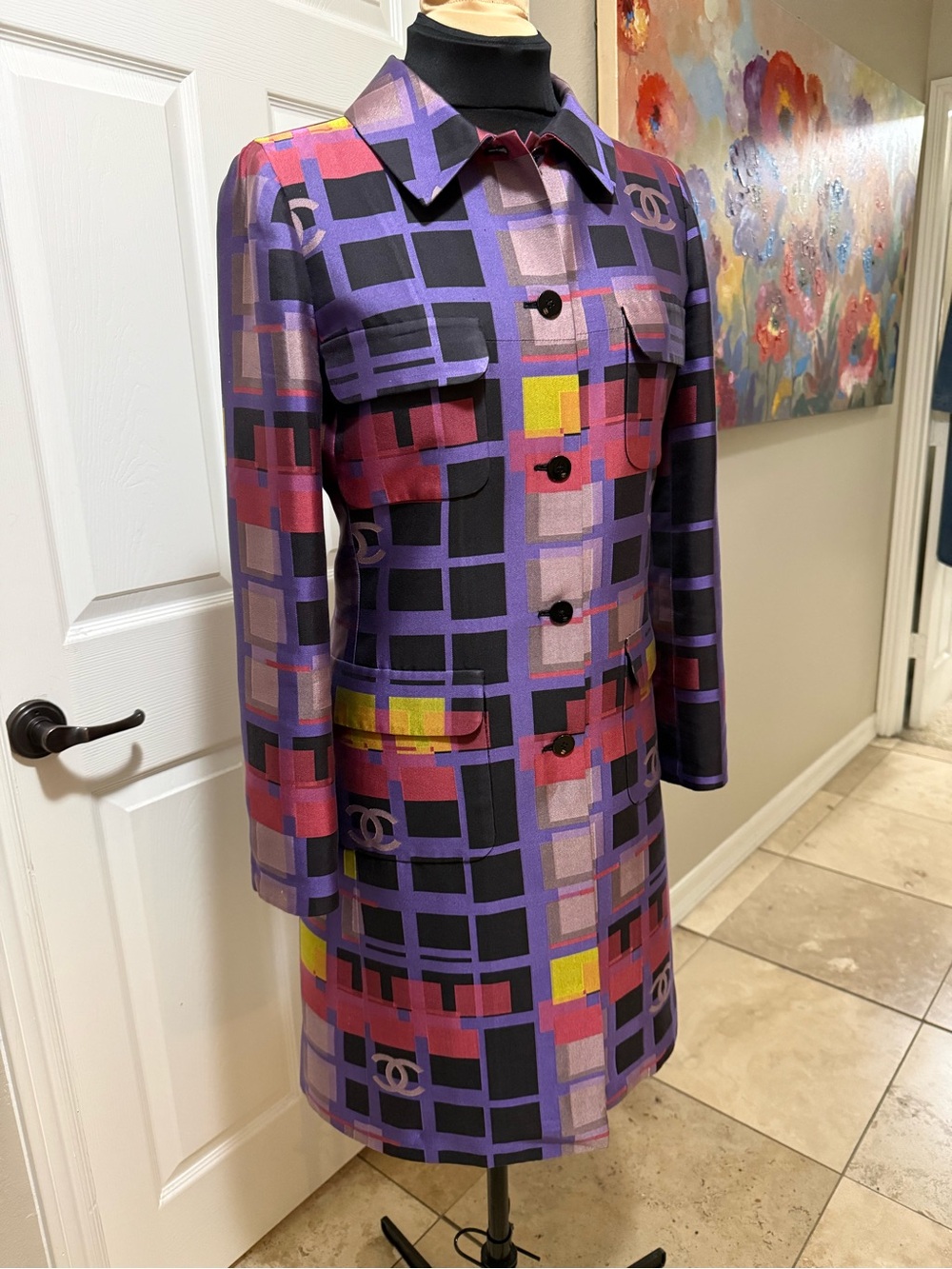 Chic CHANEL Silk Geometric Trench Coat - Picture 2 of 9